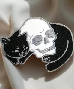 Black Cat and Skull Embroidered Patch – Gothic Iron-On Badge (11 x 8 cm)