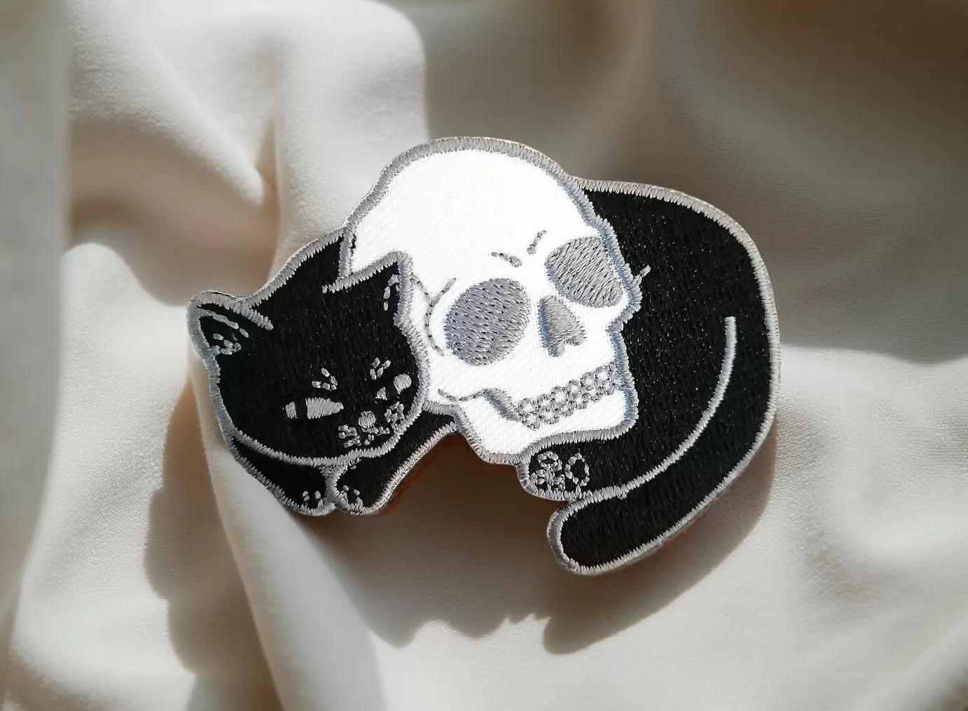 Black Cat and Skull Embroidered Patch – Gothic Iron-On Badge (11 x 8 cm)